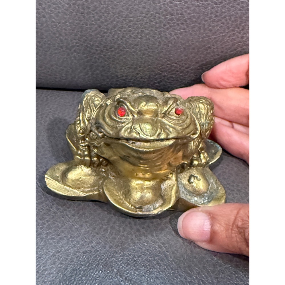 Vintage Brass Money Toad Figurine Chinese Feng Shui Chan Chu Red Eyes 3 Leg Frog